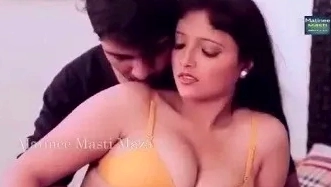 Shy Thane’s girlfriend gets cumshot on the back after jerking off her boyfriend’s dick.